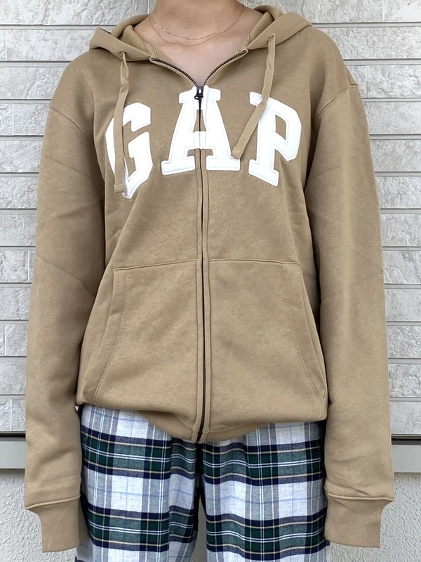 人気のロゴパーカー！使いやすいベージュのスタイリング | Gap公式