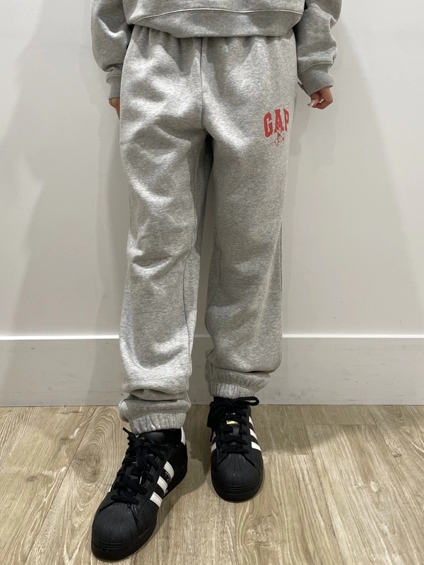 雄様 スウェットセット グレー ディズニースウェットセットアップ！のスタイリング | Gap公式