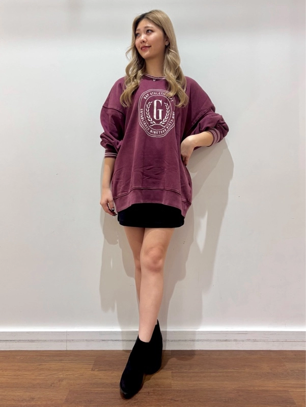 今年人気のバーガンディカラーロゴスウェットdeコーデ』のスタイリング