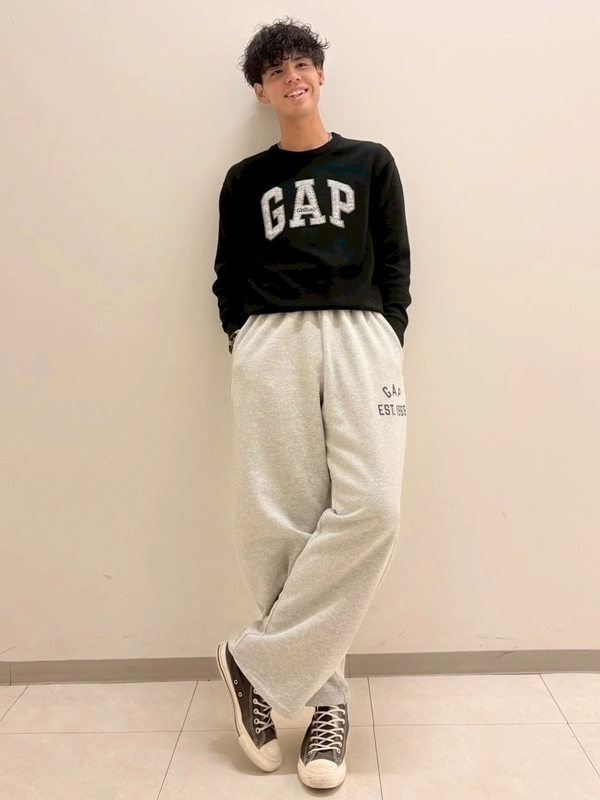GAPロゴニットでラフコーデ