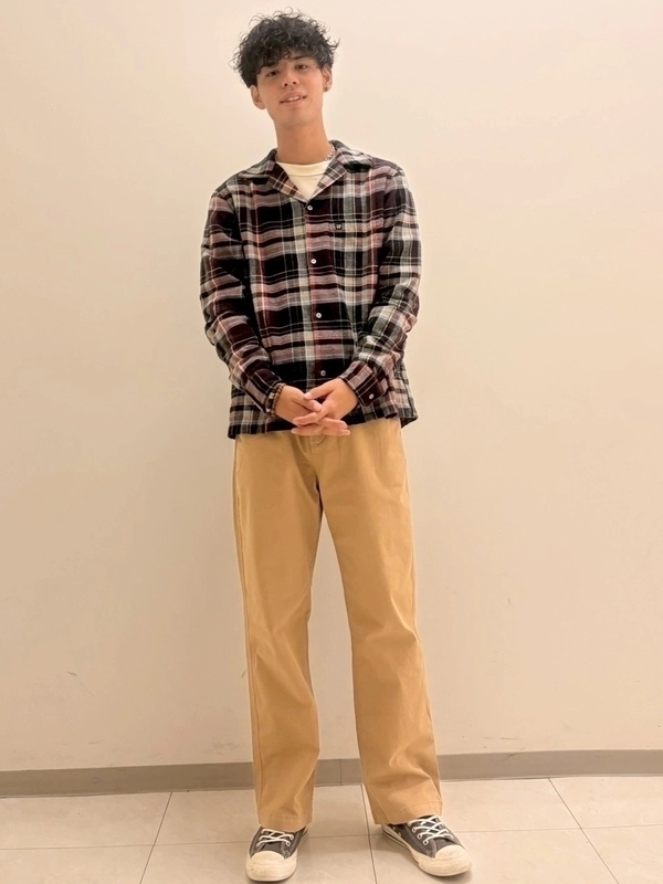 チェック柄シャツとブラウンパンツの秋コーデ