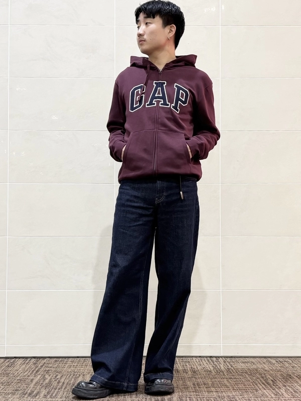 【大人気】GAPロゴのジップアップパーカー