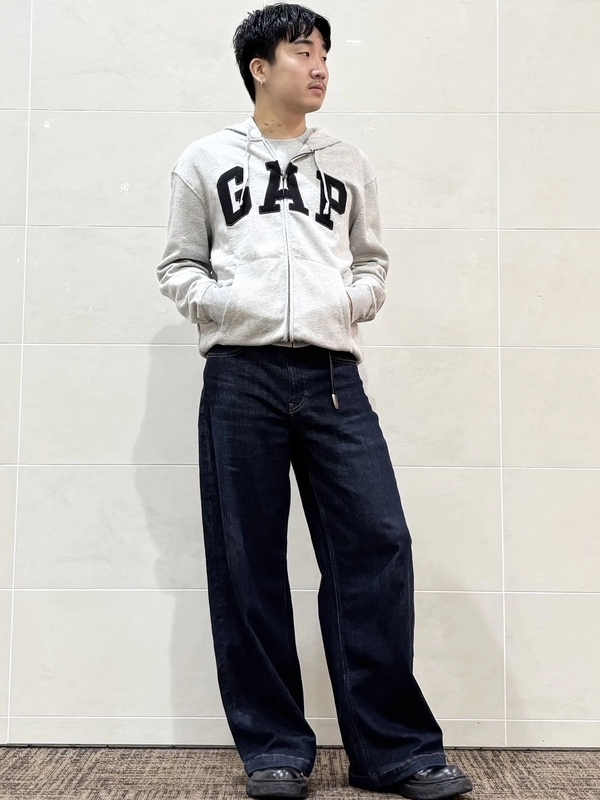 【大人気】GAPロゴのジップアップパーカー