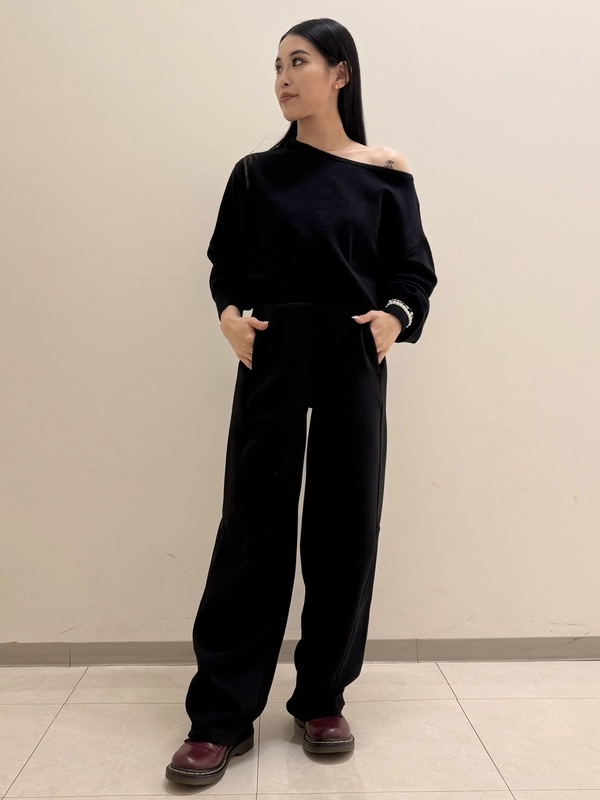 ニットで肩出しがかわいい♡