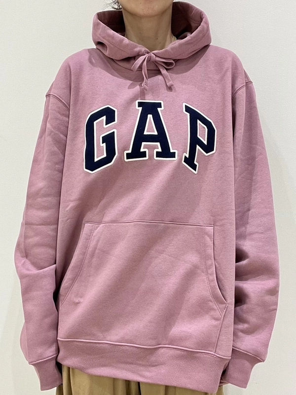 くすみピンク】GAPロゴパーカーのスタイリング | Gap公式オンラインストア