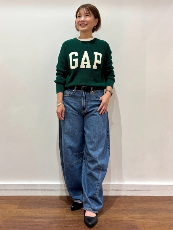 『GAPロゴセーターde大人カジュアルコーデ』