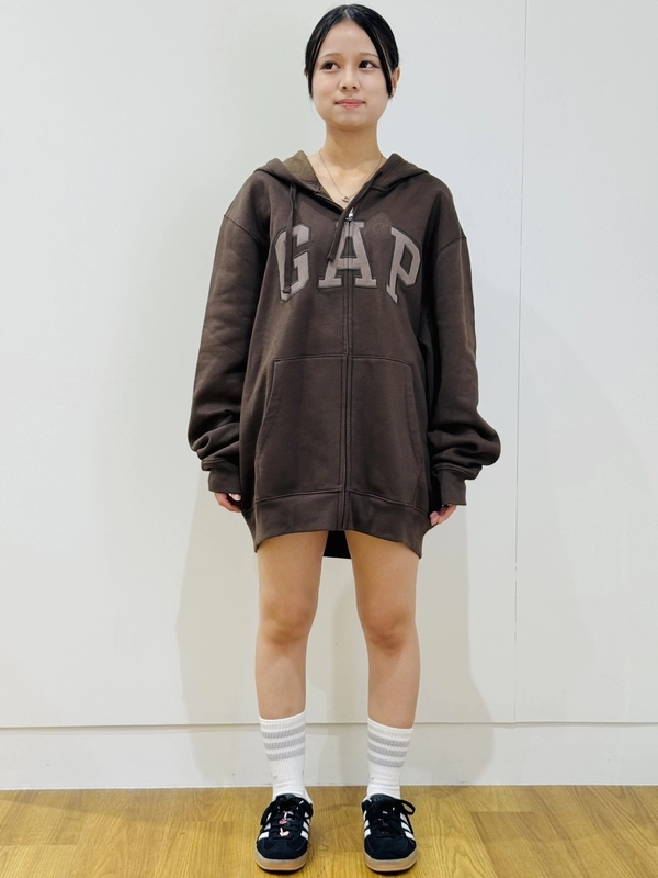スウェット】 ロゴパーカー ブラウンのスタイリング | Gap公式