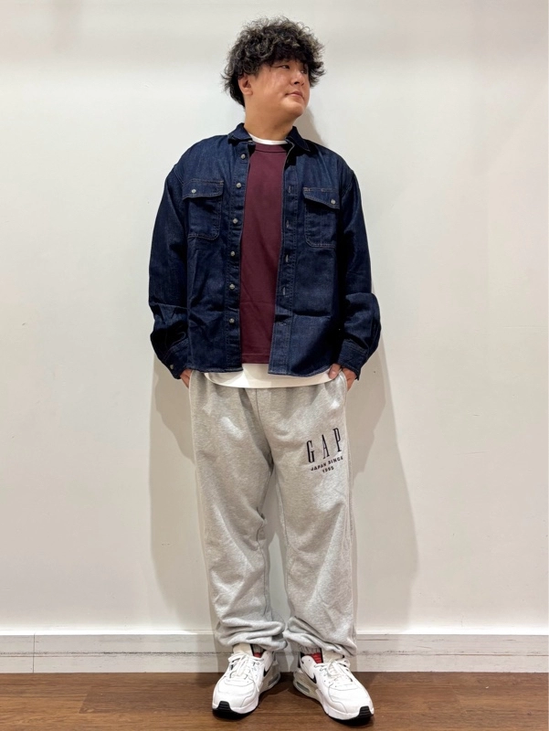 『デニムシャツ＆クロップドTシャツde大人スウェットコーデ』