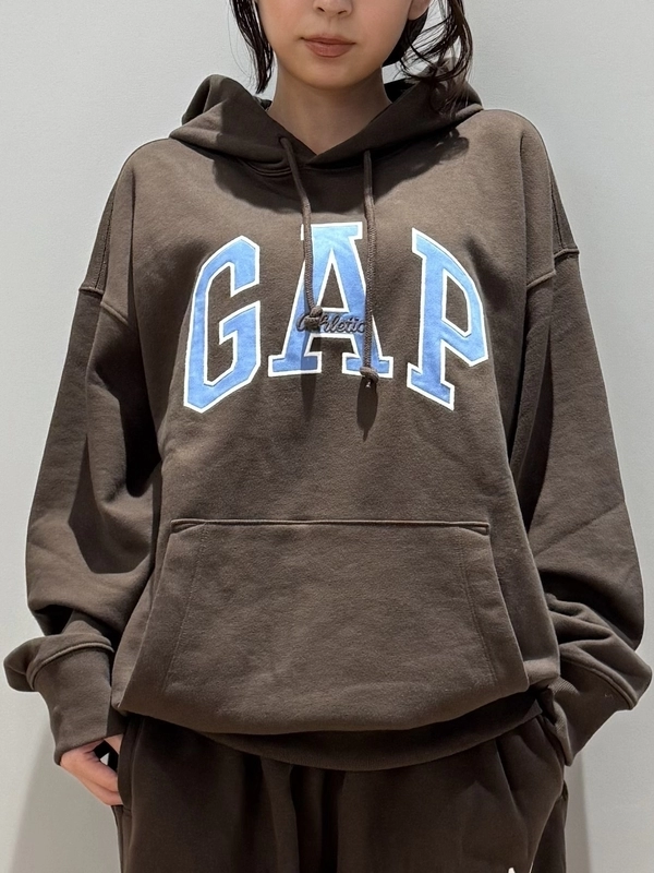 GAPロゴパーカーでブラウンセットアップ♡のスタイリング | Gap