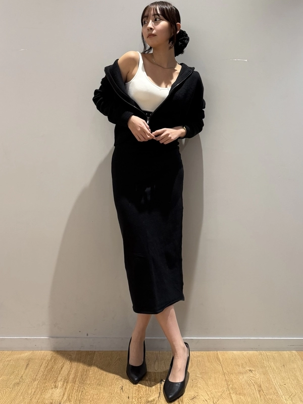 インナーで抜け感をプラスしたキレイめモノトーンコーデ♡