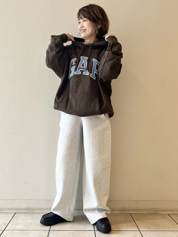 トレンドカラーのパーカー☆バレルパンツコーデ