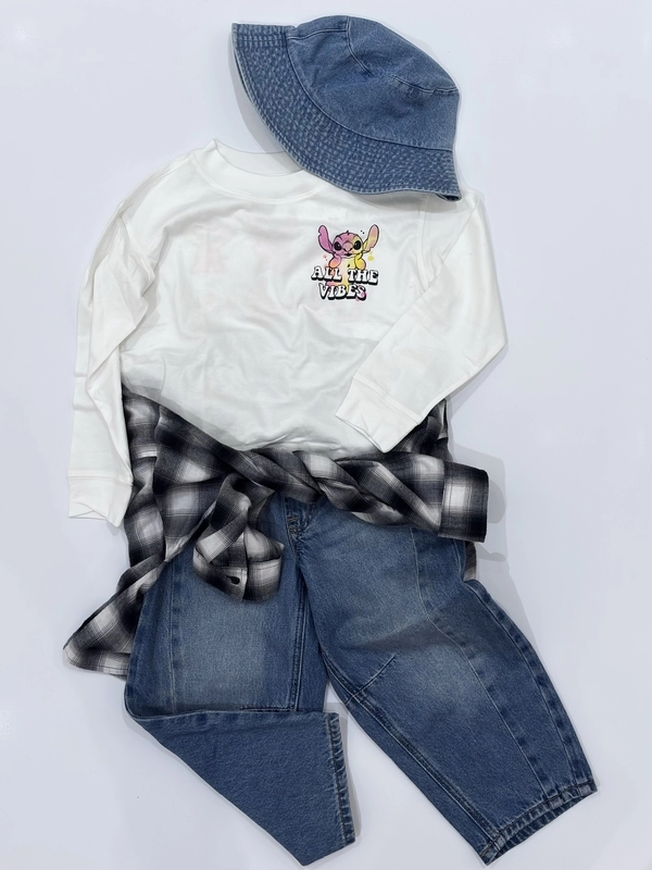 スティッチTシャツでオシャレコーディネート♡