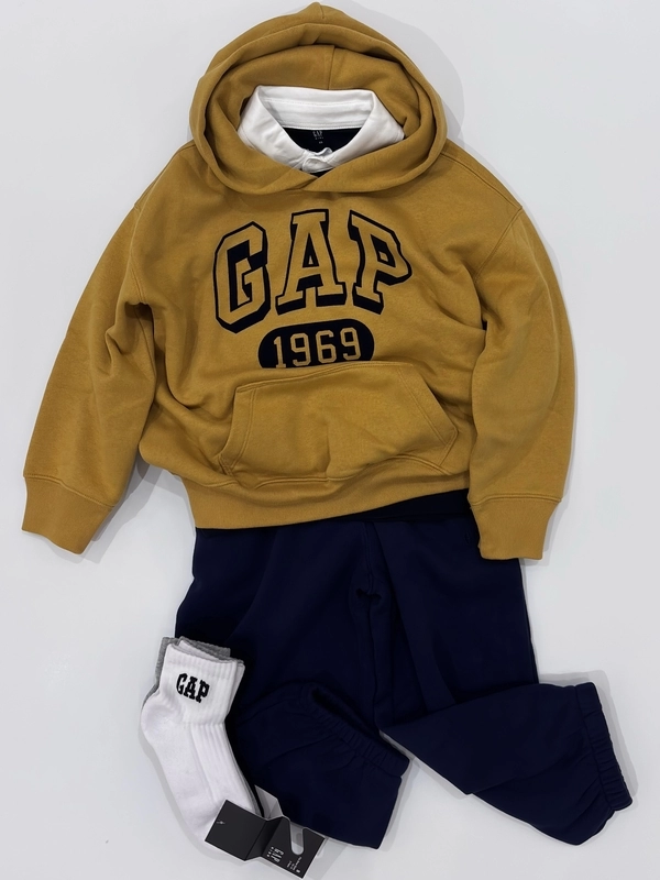 GAPロゴパーカーコーデ⭐︎