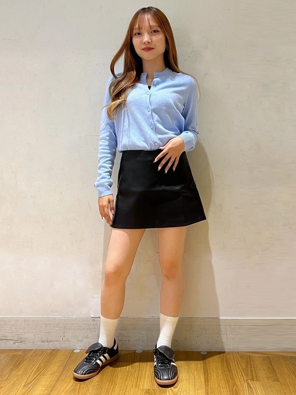 カーディガン×レザースカート