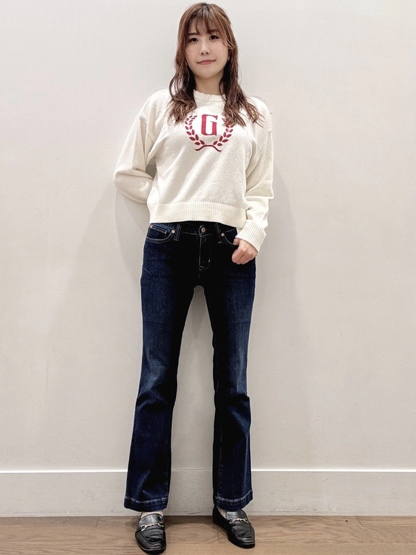 美脚デニムでホリデーセーターコーデ