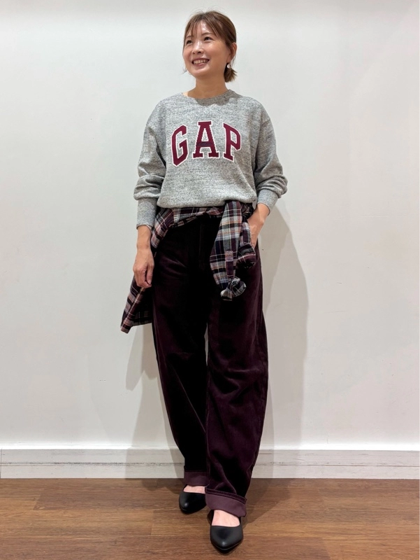 『Gapロゴセーターde秋先取り大人カジュアルコーデ』
