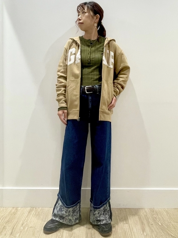 GAPロゴジップパーカー秋色コーデ