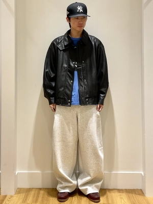 オーバーサイズ！ヴィーガンレザージャケットのスタイリング | Gap公式