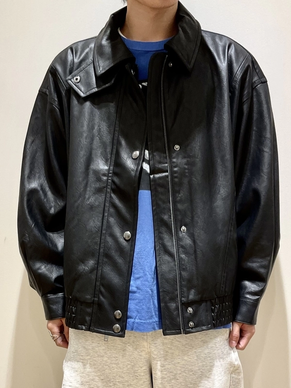 オーバーサイズ！ヴィーガンレザージャケットのスタイリング | Gap公式