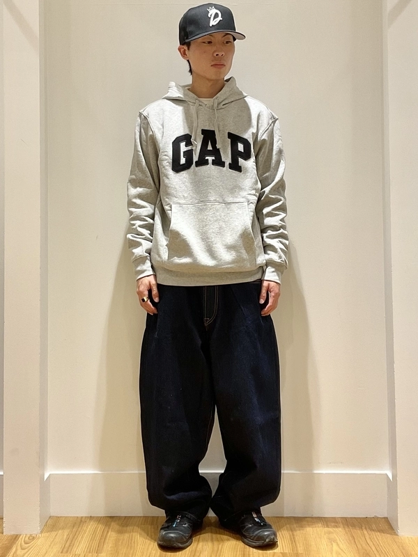 シンプルで使えるGapアーチロゴパーカー