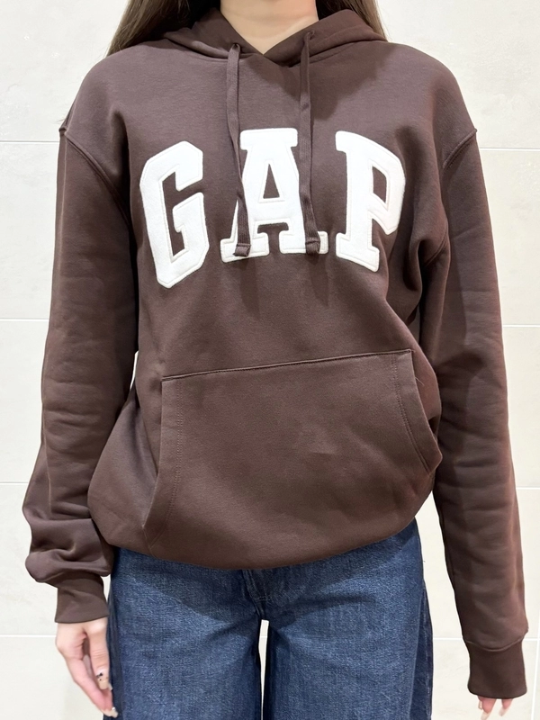 トレンド】ブラウンのGAPロゴパーカーのスタイリング | Gap公式