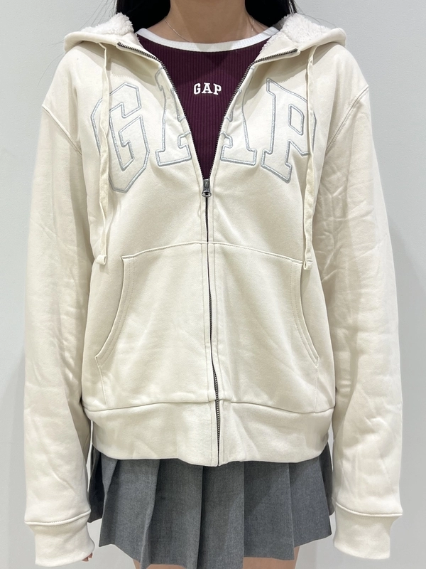 毎年完売！裏ボアジップパーカーのスタイリング | Gap公式オンラインストア