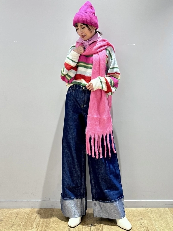 【ピンクを主役に、大人のカジュアルデニムスタイル】