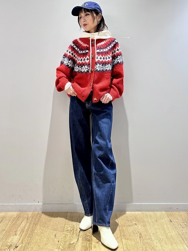 【赤ニットが映える、抜け感デニムスタイル】