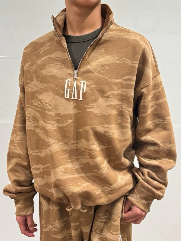 カモフラ柄ハーフジップのスタイリング | Gap公式オンラインストア
