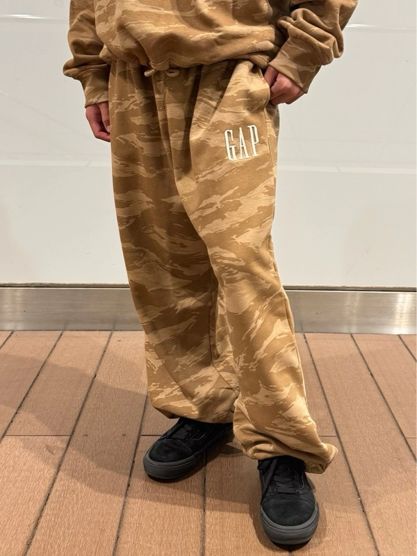 カモフラ柄ハーフジップのスタイリング | Gap公式オンラインストア