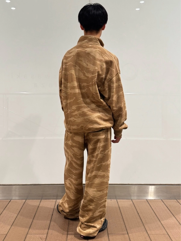 カモフラ柄ハーフジップのスタイリング | Gap公式オンラインストア