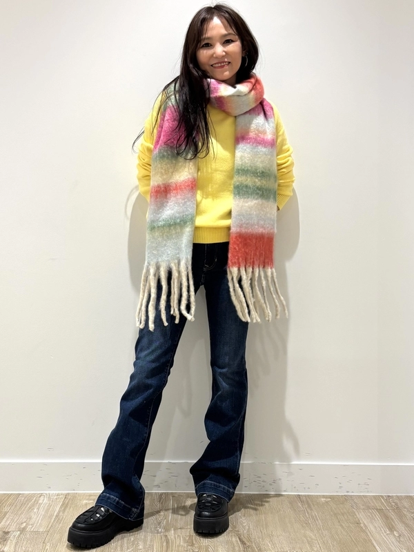 カラフルマフラーのホリデーコーデ