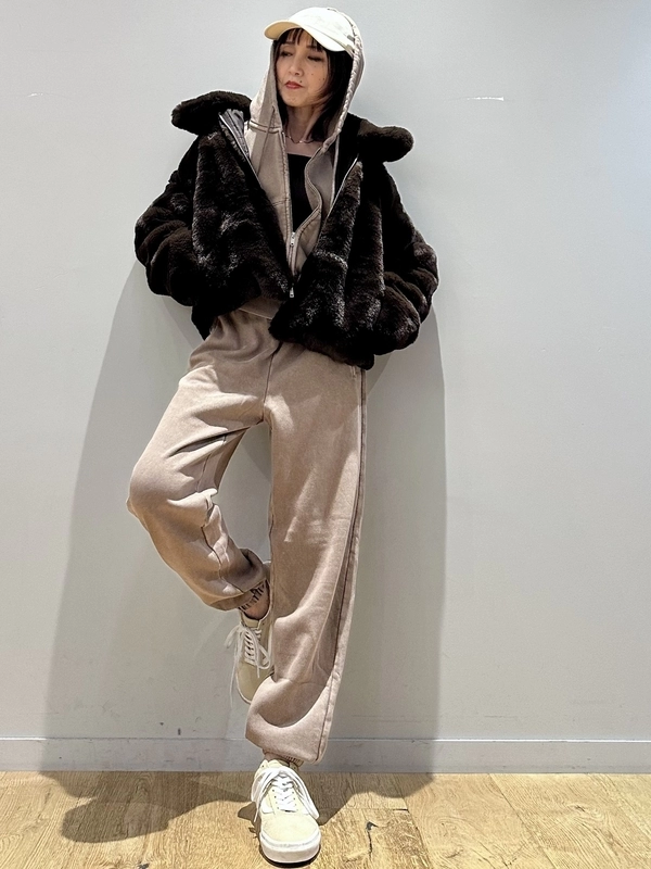 【ブラウンが主役。ラフだけど品よく見えるスウェットコーデ】