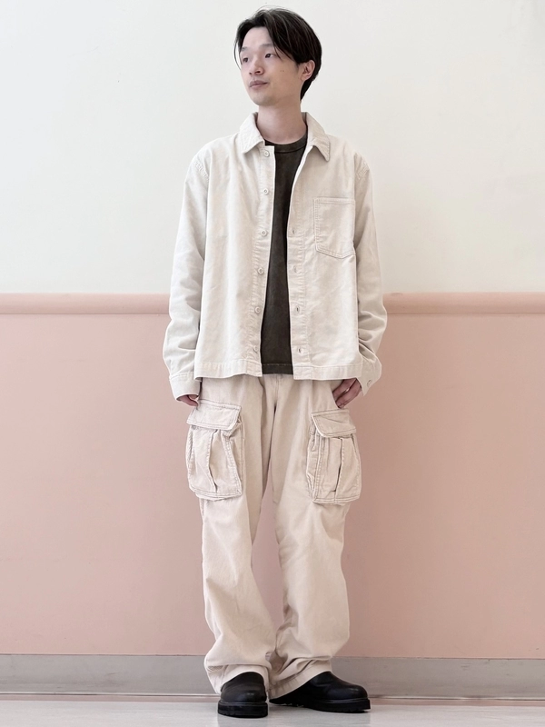 秋をまとう、コーデュロイのワントーンスタイル