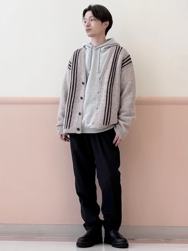 ブラックトーンに映える、ふわもこカーディガン