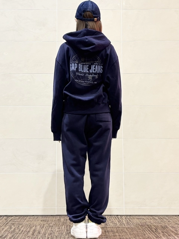 大人気】背中ロゴがかわいいセットアップのスタイリング | Gap公式