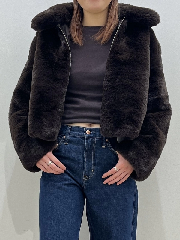 ゆったり！フェイクファーコートのスタイリング | Gap公式オンラインストア