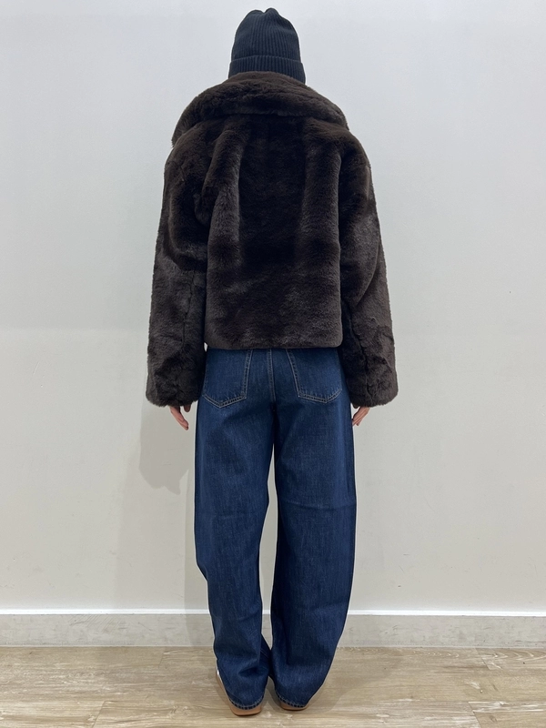 ゆったり！フェイクファーコートのスタイリング | Gap公式オンラインストア