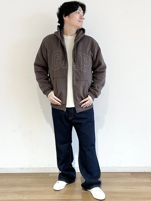 裏ボアロゴパーカーコーデ