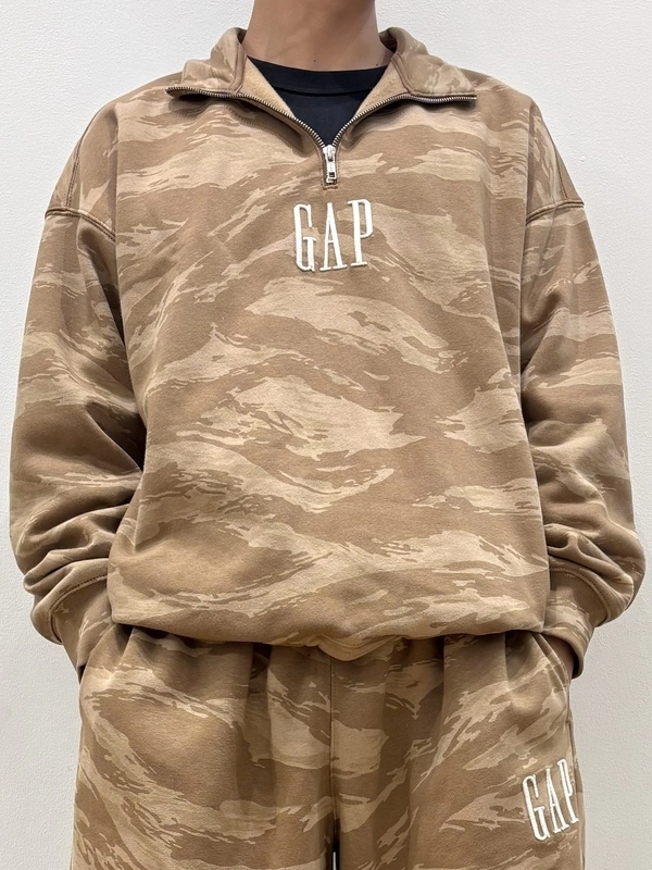 GAPロゴ✖️カモフラセットアップのスタイリング | Gap公式オンライン