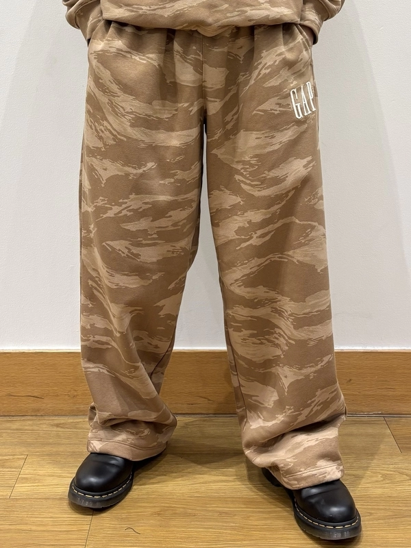 GAPロゴ✖️カモフラセットアップのスタイリング | Gap公式オンライン
