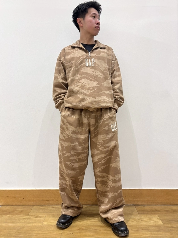 GAPロゴ✖️カモフラセットアップのスタイリング | Gap公式オンライン