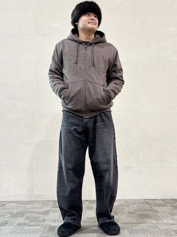 新作】もこもこボア付きジップアップパーカーのスタイリング | Gap公式