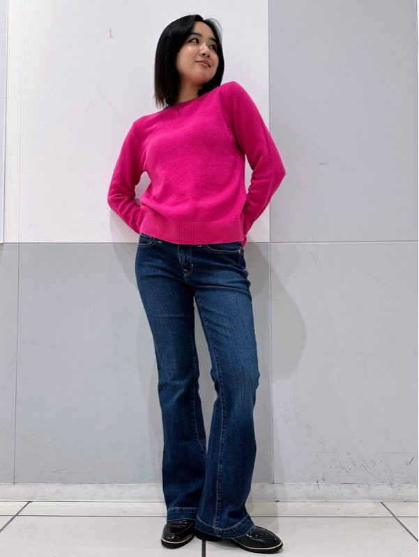 鮮やかピンクで魅せる美脚デニムコーデ！