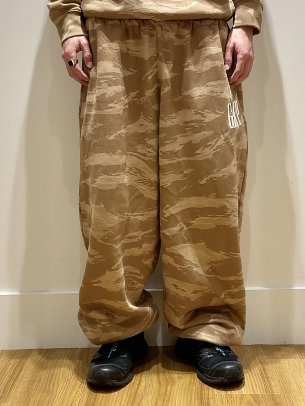 ユニセックスで大人気◎カモフラスウェットセットアップのスタイリング