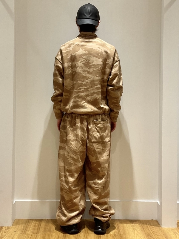 ユニセックスで大人気◎カモフラスウェットセットアップのスタイリング