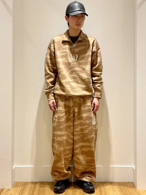 ユニセックスで大人気◎カモフラスウェットセットアップのスタイリング