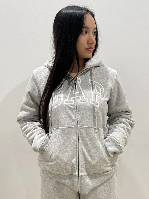 裏ボアスウェットでセットアップ風♪のスタイリング | Gap公式