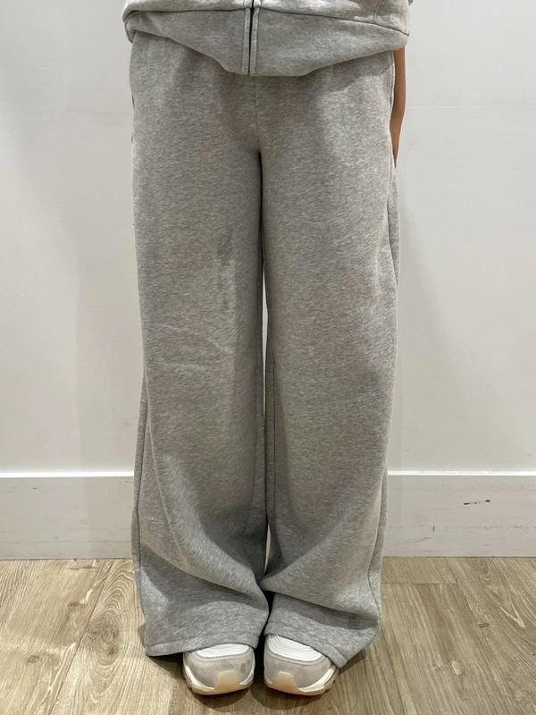 裏ボアスウェットでセットアップ風♪のスタイリング | Gap公式