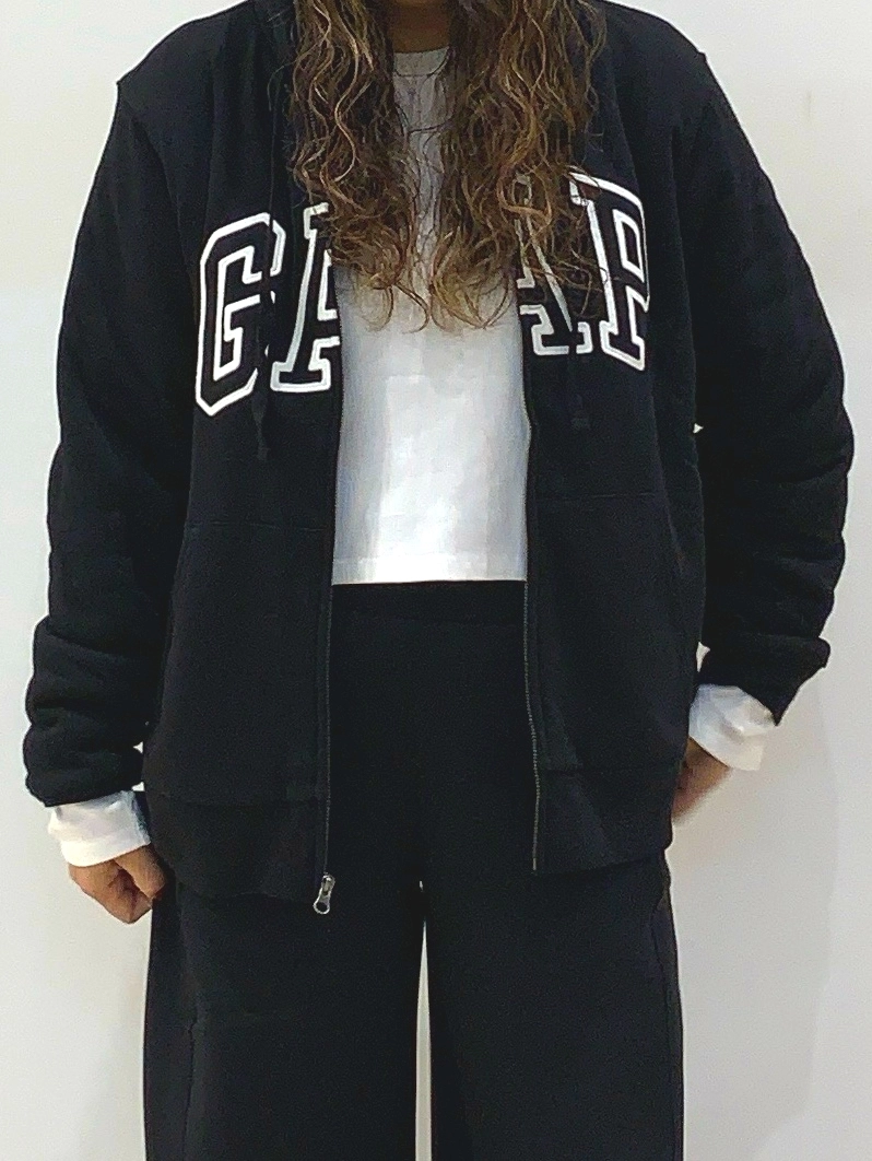 GAPロゴ 裏ボア ジップアップパーカー 大人気】GAPロゴ裏ボアジップアップパーカーのスタイリング | Gap公式